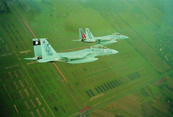 מטוסי חיל האוויר מעל לאושוויץ-בירקנאו, 2003, צילום: אתר חיל האוויר הישראלי 