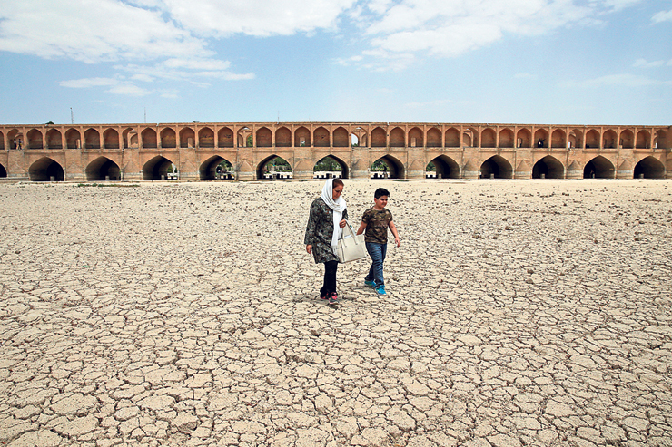 נהר שיבש באספהאן, איראן. קווסאר מנסה לעורר את מודעות הציבור האיראני למשבר המים במדינה