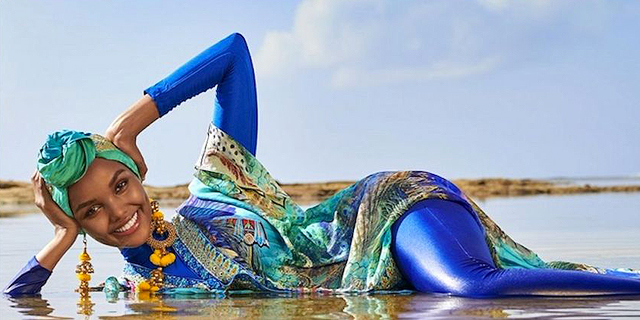 עשתה היסטוריה: דוגמנית בבורקיני מככבת בגיליון בגדי הים ספורטס אילוסטרייטד