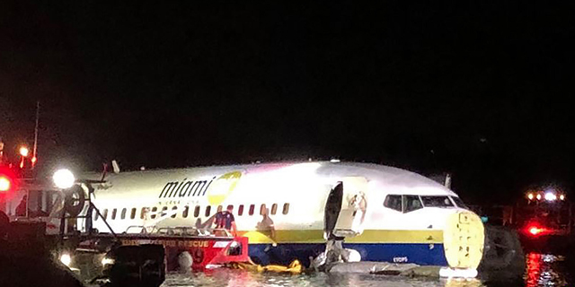 פלורידה: מטוס בואינג 737 החליק בנחיתה לתוך נהר