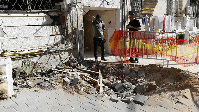 נזק מנפילת רקטה באשקלון, צילום: AFP