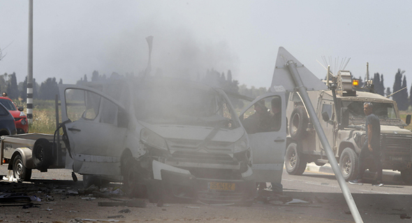ירי רקטות על אשקלון חמאס עזה רכב שספג פגיעה ישירה, צילום: AFP