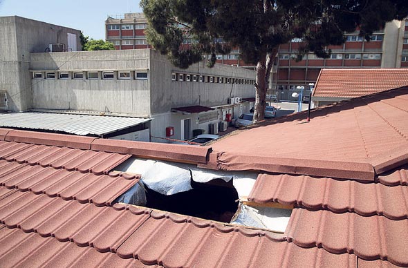 הגג המחורר של בית החולים ברזילי באשקלון, אתמול