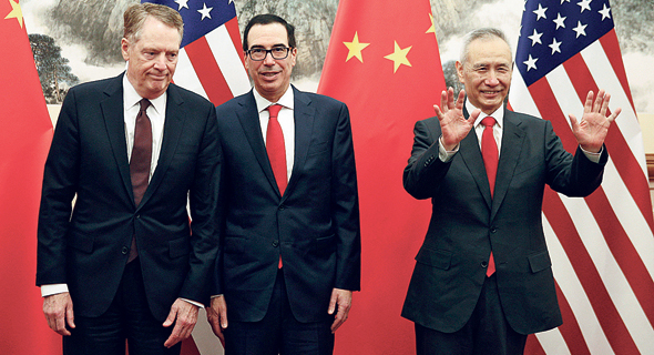 מימין: סגן ראש ממשלת סין ליו, שר האוצר האמריקאי סטיב מנושין ונציג הסחר רוברט לייתיזר , צילום: Andy Wong