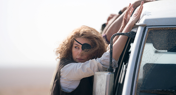 רוזמונד פייק בתפקיד קולווין, שמתה בהפצצה בסוריה ב־2012. עלילה חונקת
