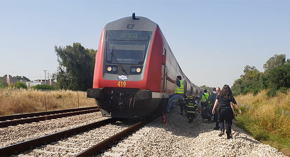 נוסעים שהורדו מהרכבת למסילה בשל תקלה, צילום: רכבת ישראל