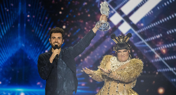 נטע ברזילי מציגה את זוכה אירוויזיון 2019, דנקן לורנס ההולנדי, שלשום בגני התערוכה. שבר שיאי רייטינג, צילום: Michael Campanella