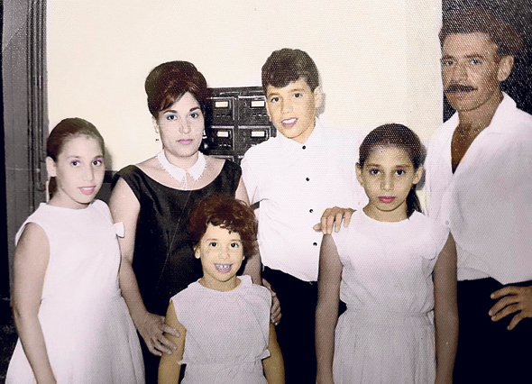 1966. משה ממרוד (במרכז) בבר המצווה, עם הוריו סמי ושמחה והאחיות דרורה (שנייה מימין) וציפי (בנות 11), ורונית (7), בבית המשפחה בבאר שבע