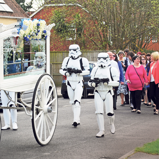 מוסף שבועי 23.5.19 אתם תמותו על זה הלוויה של חובב מלחמת הכוכבים , צילום: Portsmouth News/Solent News and Photo Agency