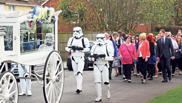 הלוויה של חובב מלחמת הכוכבים , צילום: Portsmouth News/Solent News and Photo Agency