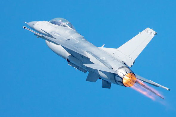 מטוס F16 אמריקאי מטפס במבער פתוח