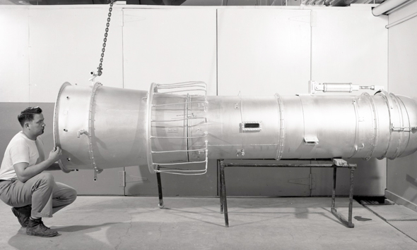 ניסוי מנוע סילון בעל מבער אחורי, שנערך בשנות החמישים, צילום: NASA