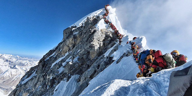 שבעה מטפסי הרים נהרגו על האוורסט בתוך שבוע: &quot;מאות אנשים עמדו בתור לפסגה&quot;