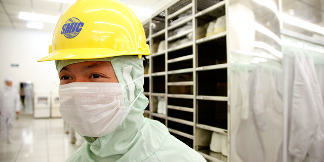 עובד ביצרנית השבבים הסינית SMIC , צילום: בלומברג