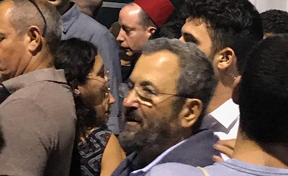 אהוד ברק ראש הממשלה לשעבר ב הפגנת חומת מגן לדמוקרטיה של סיעות האופוזיציה ברחבת מוזיאון תל אביב 