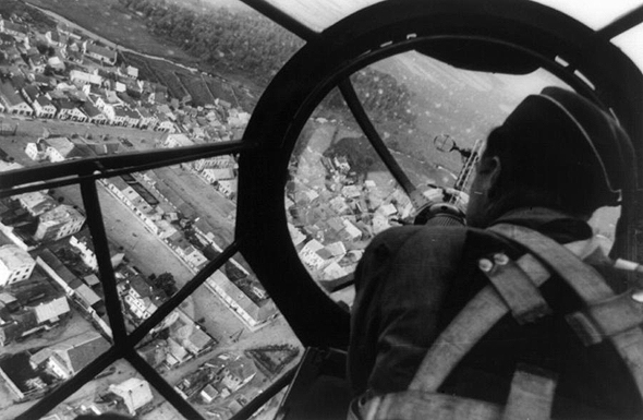 עיר פולנית מחרטומו של מפציץ היינקל 111 גרמני, צילום: Library of Congress