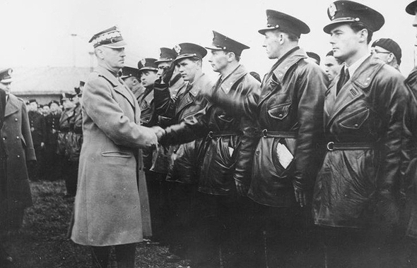 הגנרל הפולני ולדיסלב סיקורסקי פוגש את טייסי פולין בשירות חיל האוויר הצרפתי