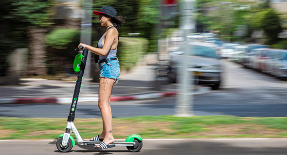 An electric scooter in Tel Aviv's Rothschild Boulevard. Photo: Yuval Chen