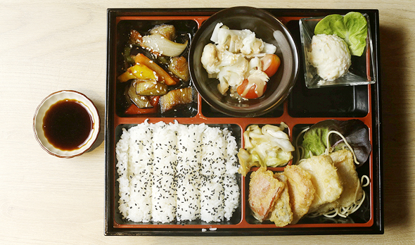 בנטויה. דג עם ירקות בטמפורה, אורז, ירקות מוקפצים וסלט תפוחי אדמה יפני