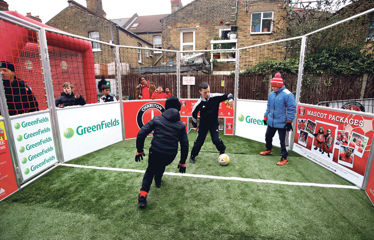 ילדים משחקים ב"כלוב כדורגל" בלונדון. המתקנים האלה מצמיחים דורות חדשים של כדורגלנים מצוינים, צילום: Adam Davy