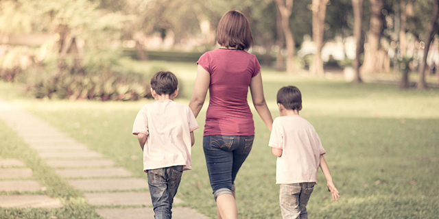 מחיסכון קבוע ועד ביטוח חיים: 6 עצות כלכליות להורים יחידנים