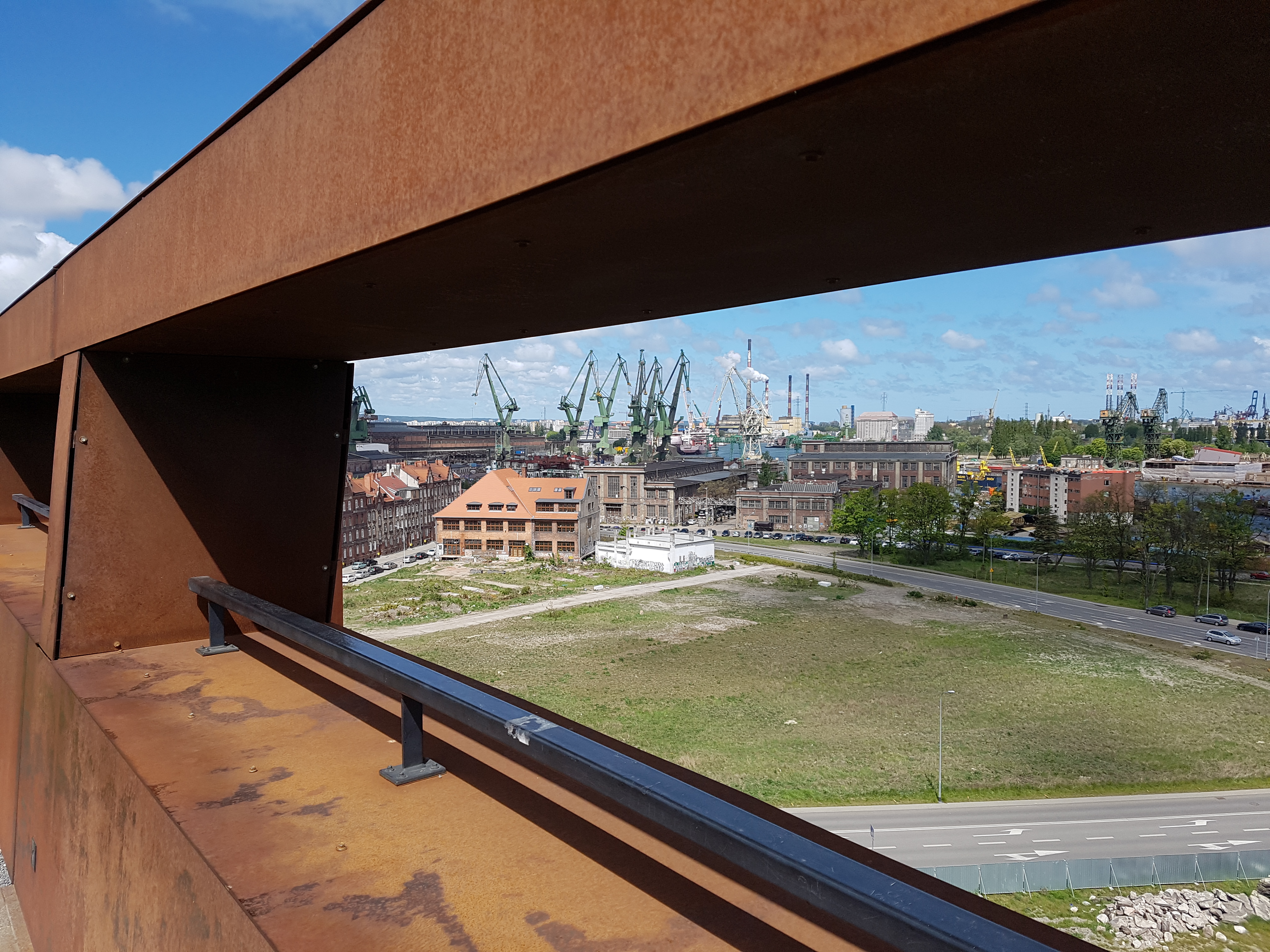מבט מגגו של מרכז סולידריות לעבר המספנות של גדנסק 