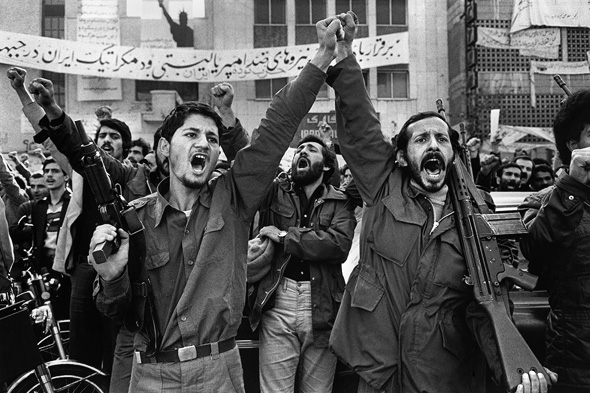 אזרחים איראניים חוגגים את מהפכת 1979. שימו לב לרובה העוזי של הבחור משמאל, צילום: intpolicydigest