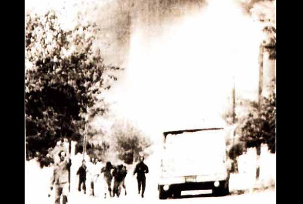 תמונה שצילמו אזרחים צרפתים ששהו בסמוך לכור ברגעי התקיפה, צילום: NSarchive