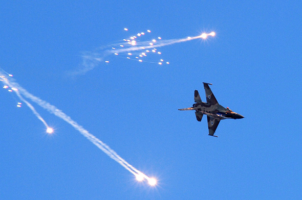 מטוס F16 ישראלי משחרר נורי הטעיה, צילום: Business Insider