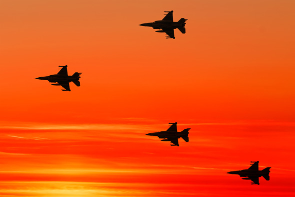 מבנה F16 בטיסה בשעת שקיעה, צילום: Business Insider