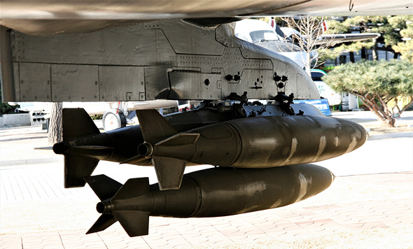 פצצות אמריקאיות מתחת לכנפו של מטוס פאנטום