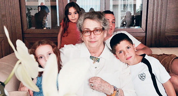 נחמה ריבלין ז"ל וחלק מנכדיה, צילום: ענת ריבלין