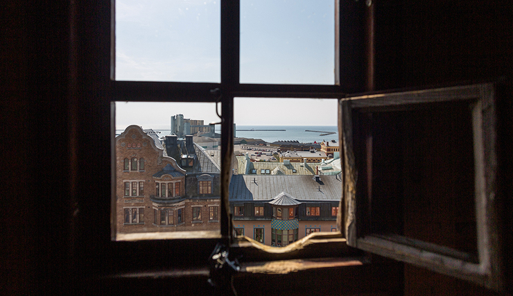 הנוף מהצריח והמגרעת במשקוף החלון, צילום: רועי דורי