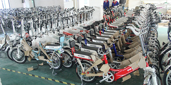 שלושה מיליון בעלי אופניים וקטנועים חשמליים בבייג‘ינג חוייבו להצטייד לראשונה בלוחיות רישוי, צילום: DPA