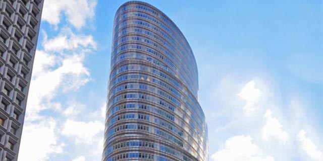 נכסים ובניין בוחנת אפשרות לרכישת זכויות במקרקעין וזכות החכירה של מגדל הליפסטיק במנהטן 