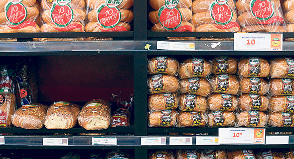 לחם מחיטה מלאה בסופרמרקט. התעשייה החלה לסמן מזון מזיק