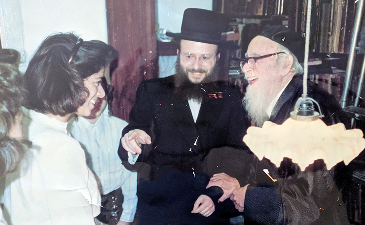 יפה בגיל 17 לצד אביה (במרכז) והרב שלמה זלמן אוריבעך. "אבא תמיד היה אומר, 
