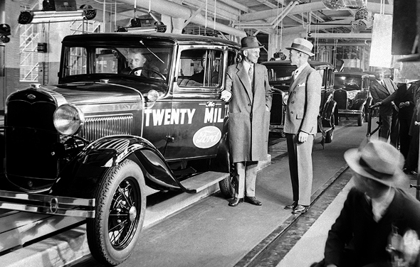 הנרי פורד ליד קו הייצור במפעל המכוניות שהקים. שילם לעובדיו שכר שאפשר להם לקנות בעצמם מכונית, כדי שהעסק יצמח, צילום: איי פי