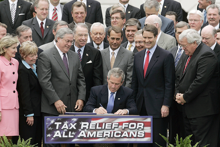 ג'ורג' וו. בוש חותם על חבילת קיצוצי מס לעשירים, ב־2006. "עשירים צריכים לשלם יותר מס מעניים"