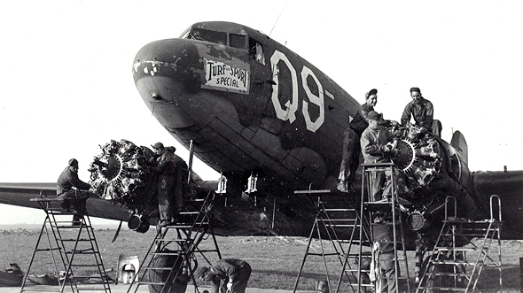 מטוס דקוטה בטיפול טכני, צילום: Air Mobility Museum
