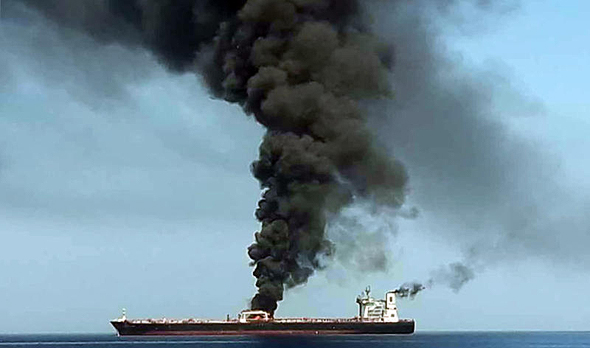 הפגיעה במכלית הנפט, צילום: איי אף פי