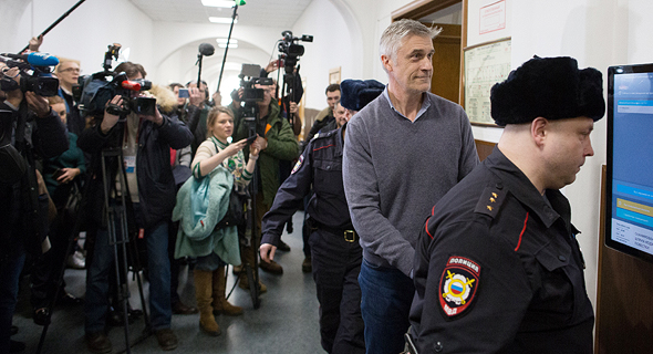 מייקל קלווי בבית משפט במוסקבה. טענות ללחץ מצד הממשל