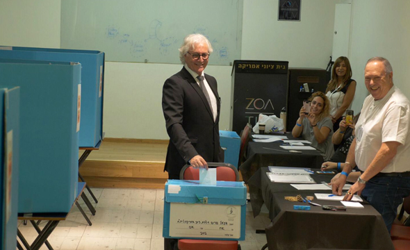 ציון אמיר מצביע בבחירות לראשות לשכת עורכי הדין