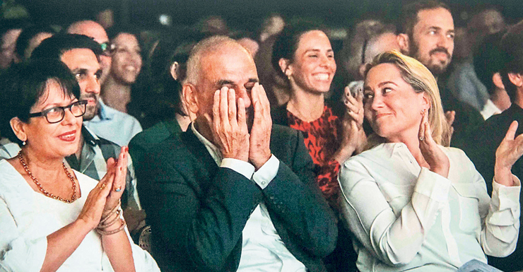 בכר בוכה באירוע הפרידה מדיסקונט, לצד אשר טופילסקי (מימין) ואשתו אורית. "הרגשתי שאוהבים אותי"