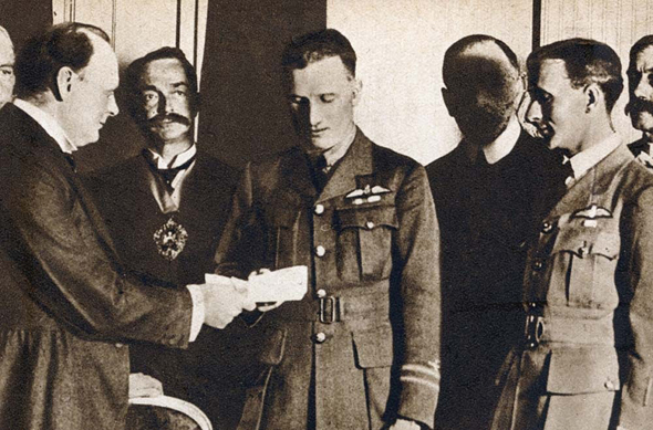 בראון ואלקוק מקבלים תעודת הוקרה משר האוויריה הבריטי, ווינסטון צ'רצ'יל
