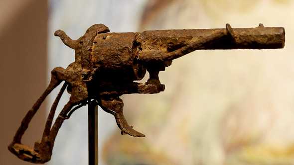 אקדח ה-7 מ"מ החלוד שככל הנראה באמצעותו התאבד ואן-גוך, צילום: גטי אימג