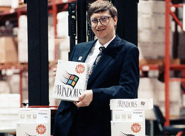 ביל גייטס ב-1985, עם הגרסה הראשונה של ווינדוס