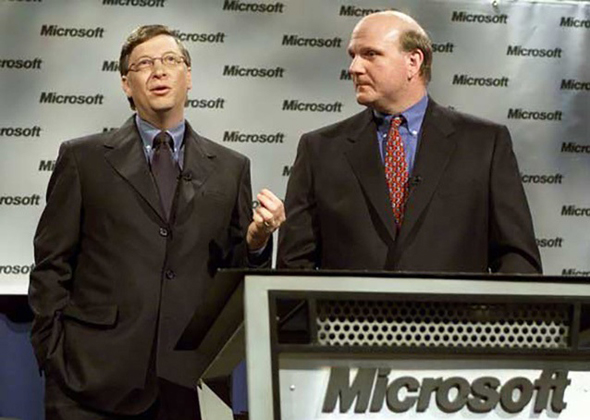 מימין: סטיב באלמר וביל גייטס, 2001, צילום: Microsoft