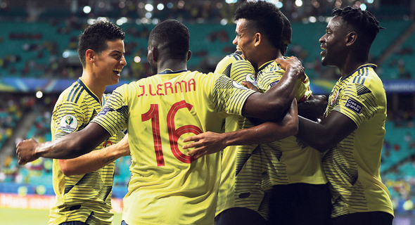 שחקני נבחרת קולומביה חוגגים ניצחון במסגרת הקופה אמריקה. משחקים כדורגל שמח, צילום: Luisa Gonzalez