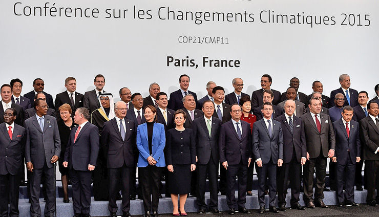חתימת הסכם פריז, נובמבר 2015 (פיגרס במרכז מקדימה). "מה שיותר מדאיג ממדינות שפרשו מההסכם הוא העובדה שב־2018 היתה עלייה של 1.7% בפליטת גזי חממה"